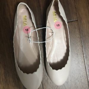 Beautiful beige scallop design flats